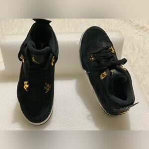 Air Jordan 4 Retro BG Size 7 women 6 youth black, gold and white 💕